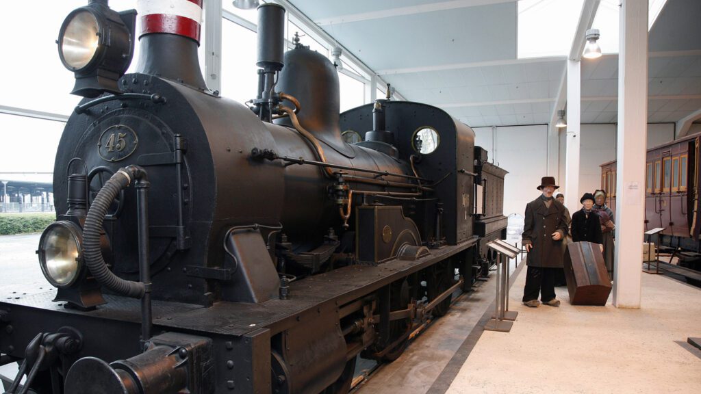 Tog på perronen på Danmarks Jernbanemuseum i Odense