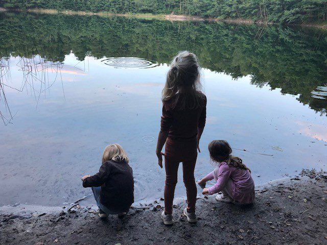 Børn ved Rubinsøen på Bornholm