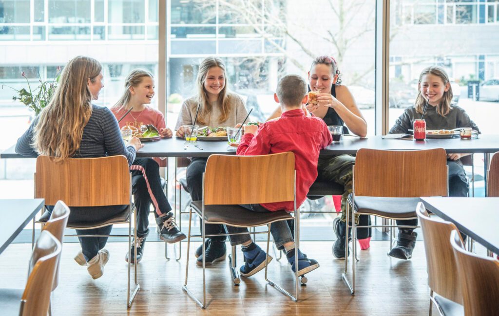 Børn der spiuser på Cafe Smask på Experimentariet