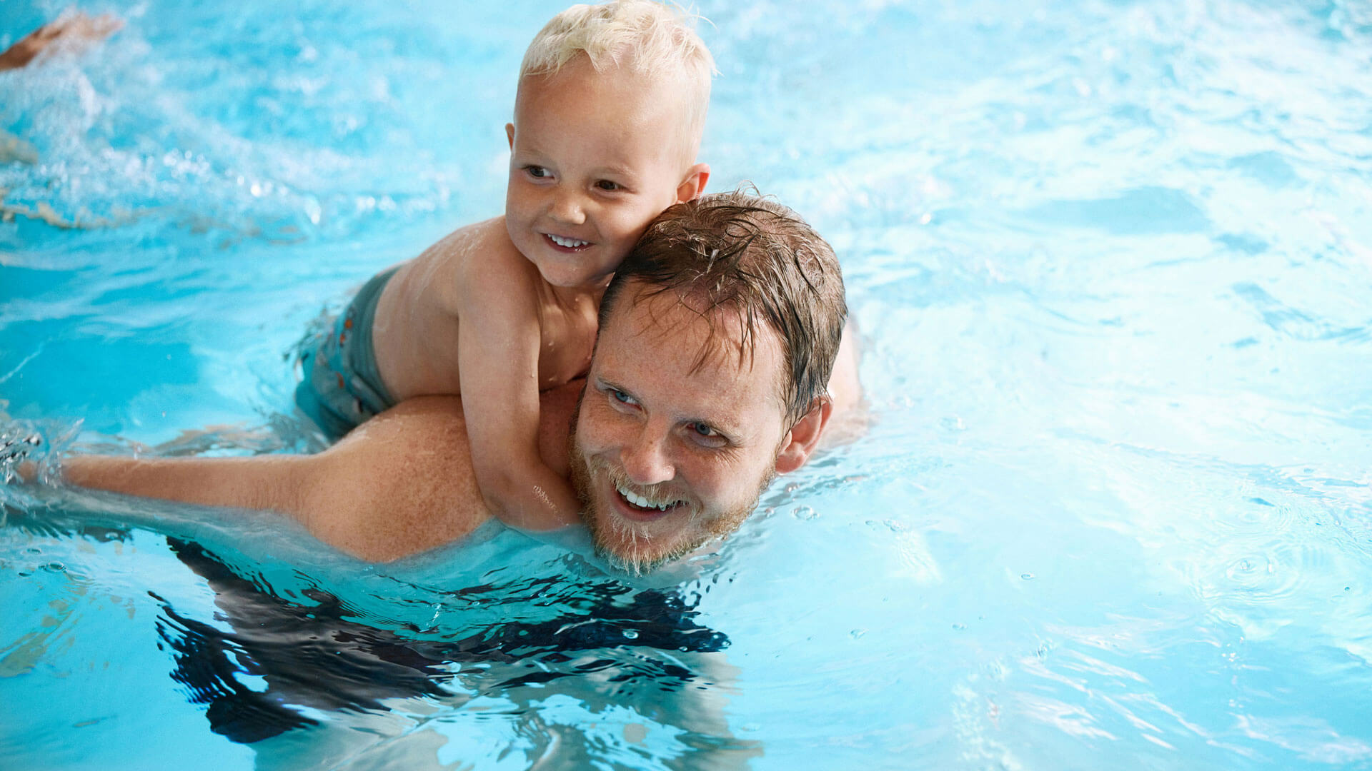 Far og søn i pool