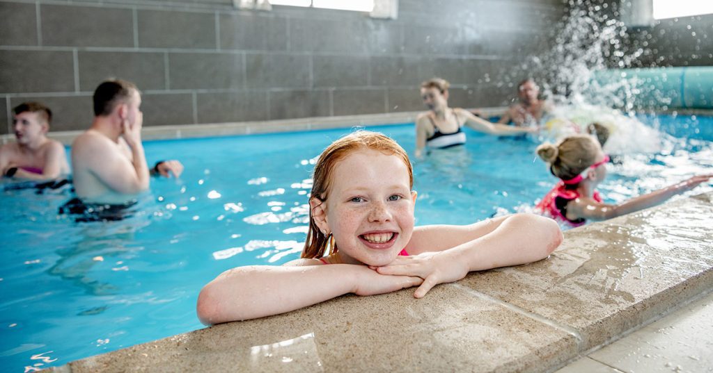 Kinder im Schwimmbad