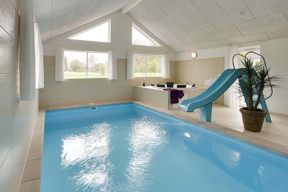 Sommerhuset har en luksuriøs poolafdeling med stor pool, vandrutsjebane og et stort spabad samt sauna