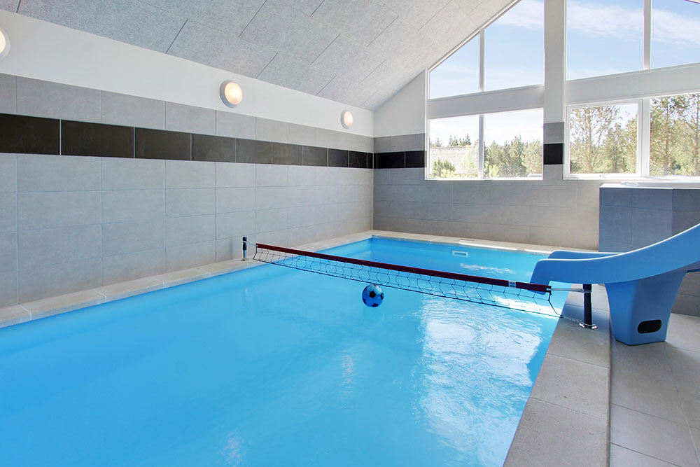 Sommerhus 396 er indrettet med en lækker poolafdeling med vandrutsjebane, dejlig stor indbygget spabad og sauna