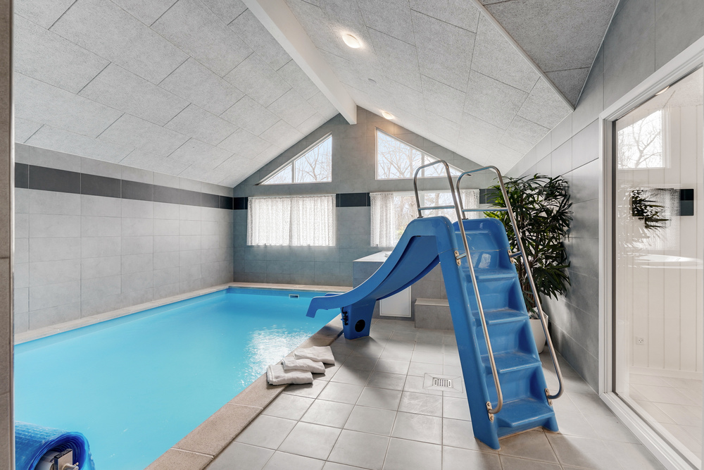 Sommerhus 502 er indrettet med en lækker poolafdeling med vandrutsjebane, dejlig stor indbygget spabad og sauna