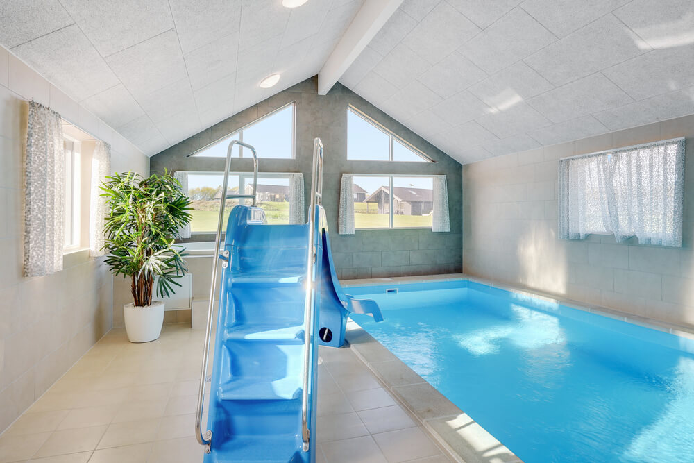 Sommerhus 499 er indrettet med en lækker poolafdeling med vandrutsjebane, dejlig stor indbygget spabad og sauna
