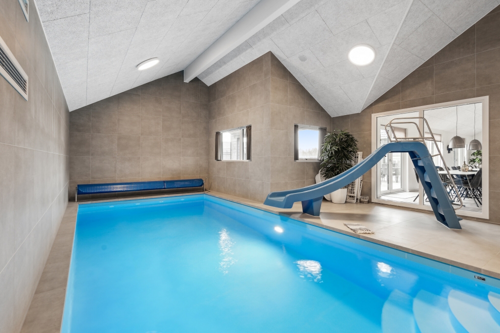 Sommerhus 608 er indrettet med en lækker poolafdeling med vandrutsjebane, dejlig stor indbygget spabad og sauna