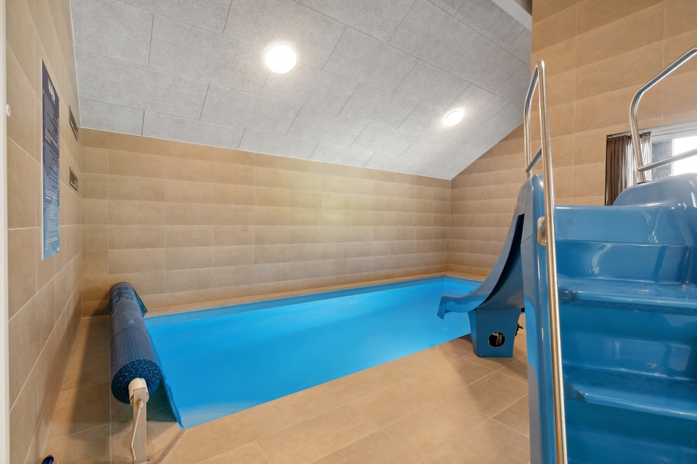 Sommerhus 616 er indrettet med en lækker poolafdeling med vandrutsjebane, dejlig stor indbygget spabad og sauna