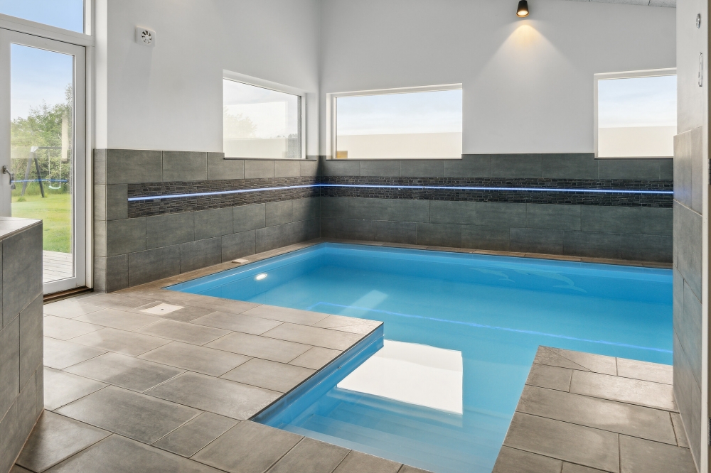 Sommerhus 642 er indrettet med en lækker poolafdeling med vandrutsjebane, dejlig stor indbygget spabad og sauna