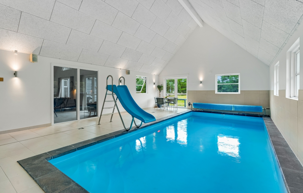 Sommerhus 189 er indrettet med en lækker poolafdeling med vandrutsjebane, dejlig stor indbygget spabad og sauna