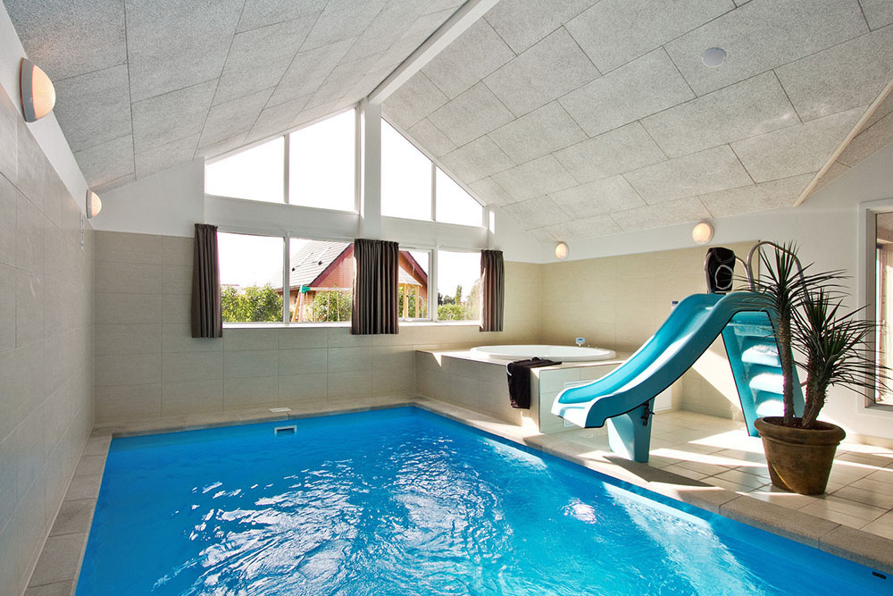 Den skønne lyse poolafdeling indeholder en stor swimmingpool på 15 m2 med vandrutsjebane og svømmetræner samt et 4-6 personers spabad og sauna.