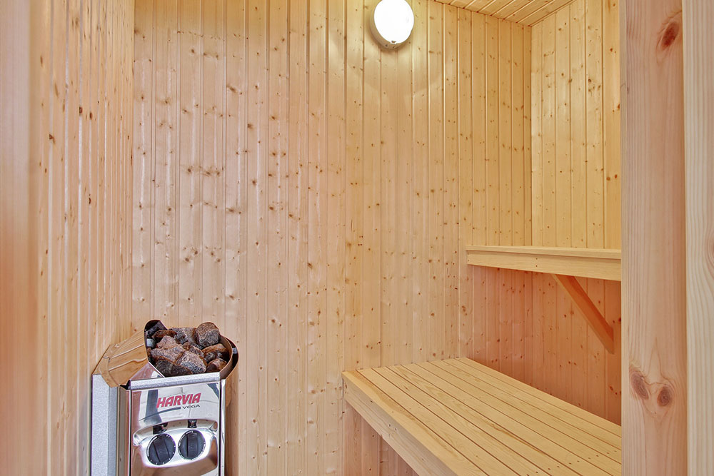 Efter en frisk gå-tur til vandet eller en tur i poolen, kan man lade sig varme godt igennem i saunaen