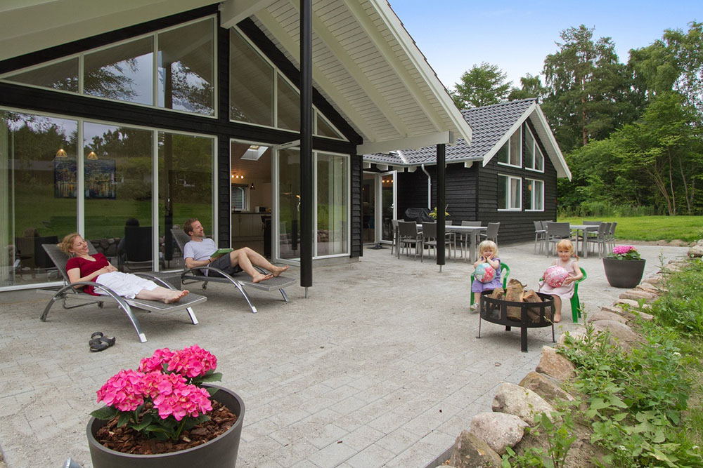 På den store og delvist overdækkede terrasse kan der grilles til familie og venner eller solbades på en sommerdag