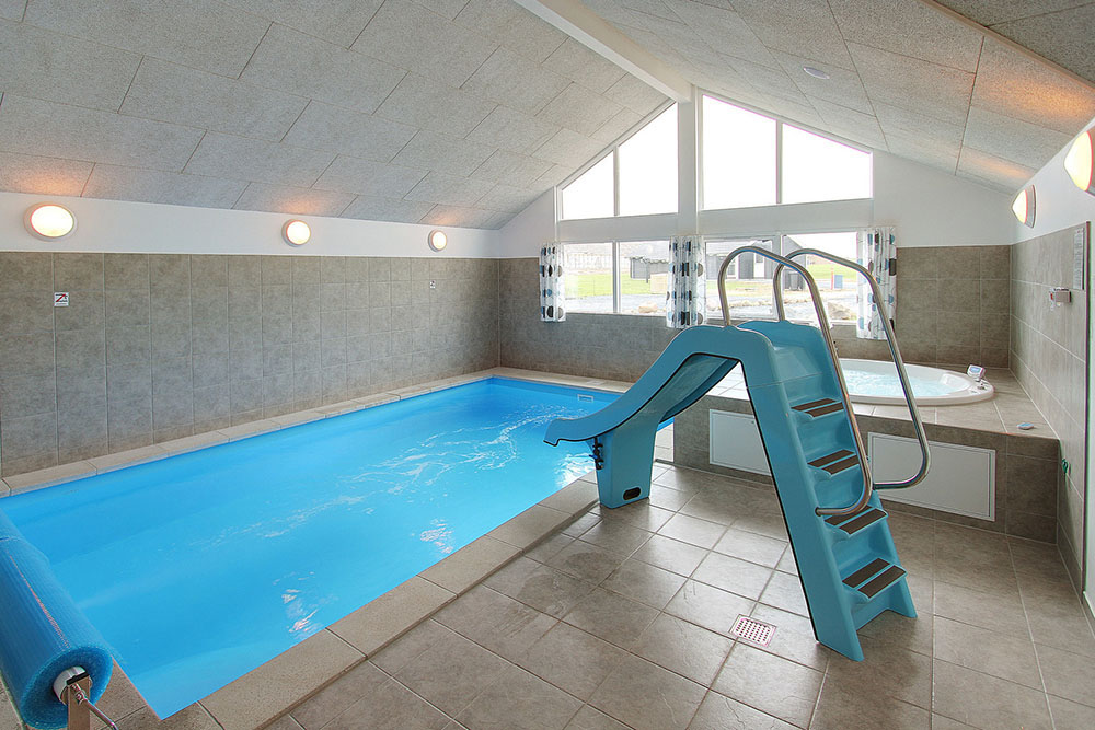 Alle vandhunde kan bade og svømme i timevis i husets pool med rutsjebane, spa og sauna