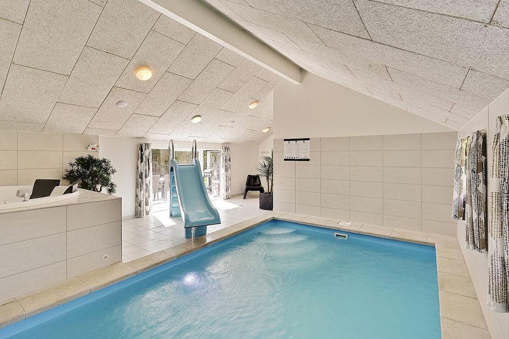 De badeglade gæster kan svømme og bade i husets pool med vandrutsjebane og modstrømsanlæg