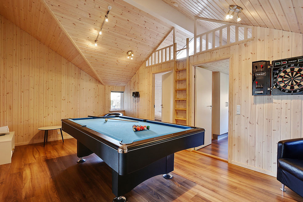 Ønsker man aktivitet, når man er på ferie, så byder dette luksussommerhus på både bordtennis/billard og dart