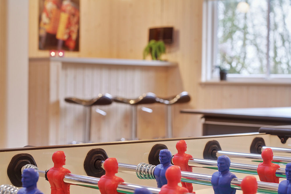 I husets aktivitetsrum er indrettet en hyggelig bar med køleskab, hvor der kan mikses drinks eller serveres en kold sodavand til de dystende