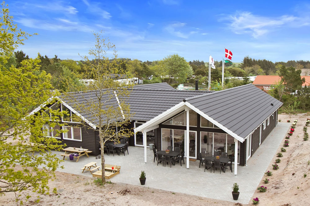 Dette pragtfulde luksussommerhus opført tæt på feriebyen Henne, som er kendt for den fantastiske sandstrand og spændende butikker