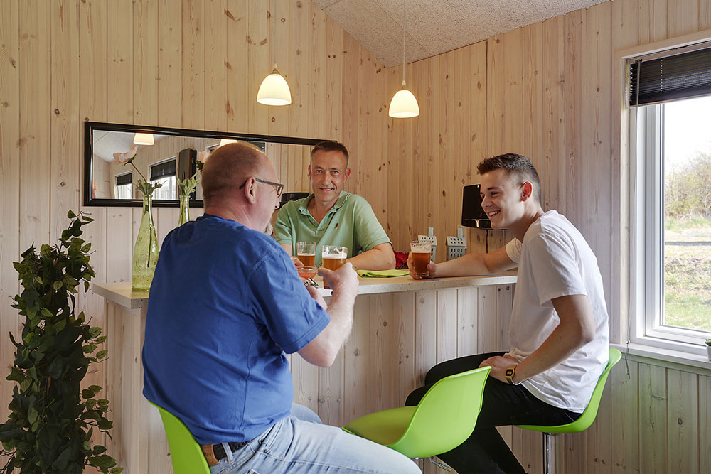Husets egen bar med dertilhørende køleskab egner sig enestående til en hyggelig stund og serveringen af en kølig drink. 