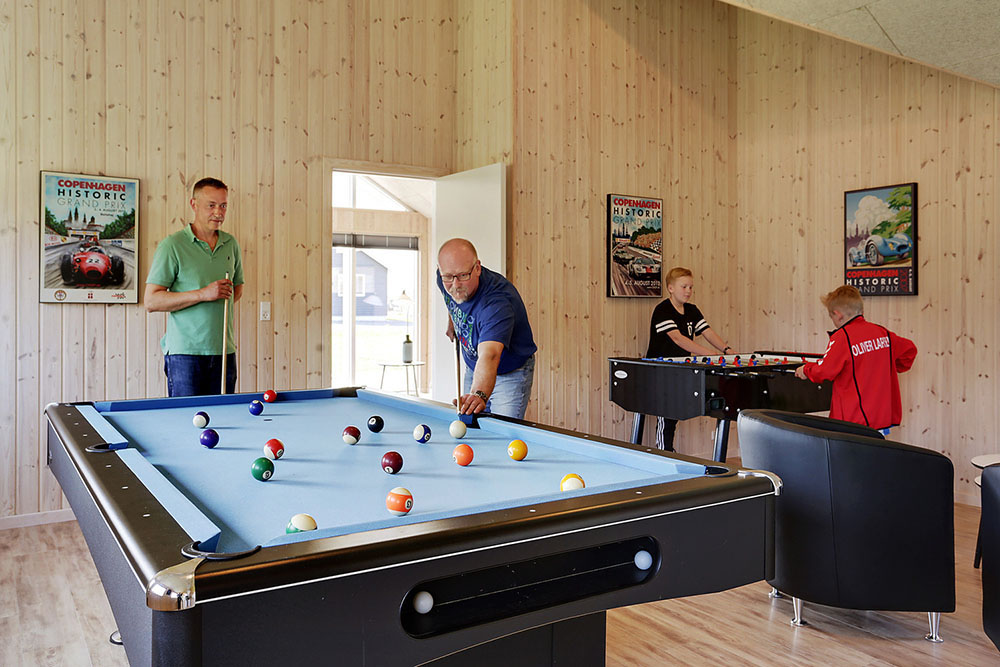 Med både bordfodbold, dartspil og billard/bordtennisbord indbyder sommerhuset til flere timers underholdning og aktivitet. 