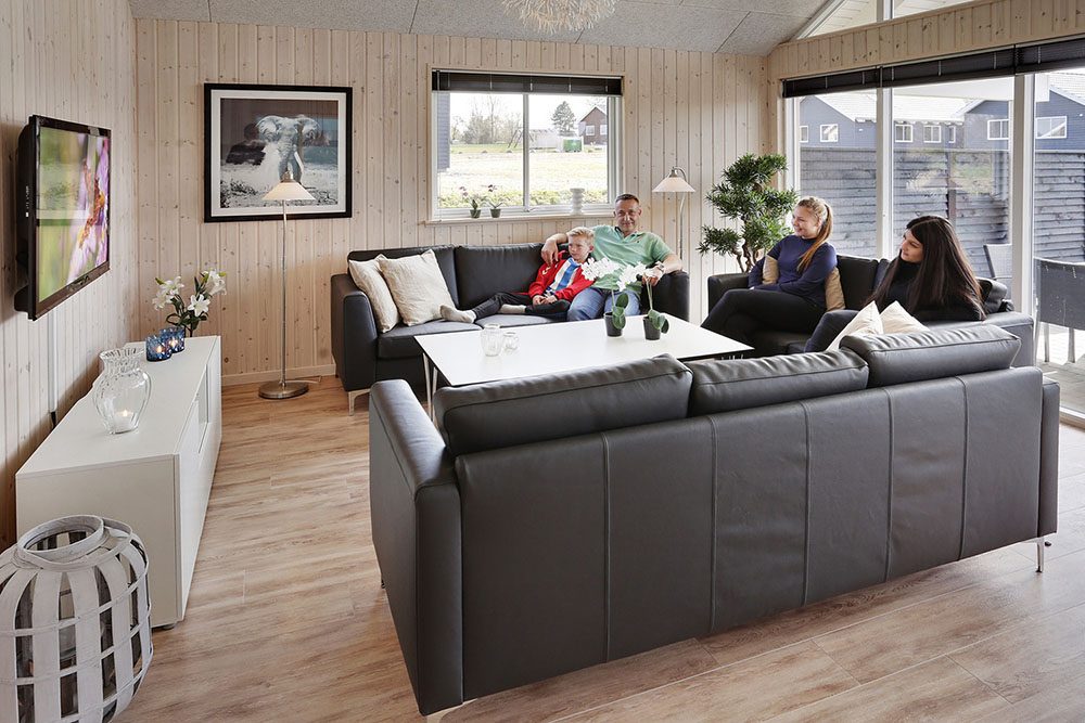Det store lyse opholdrum i luksushus nr. 315 til 18.