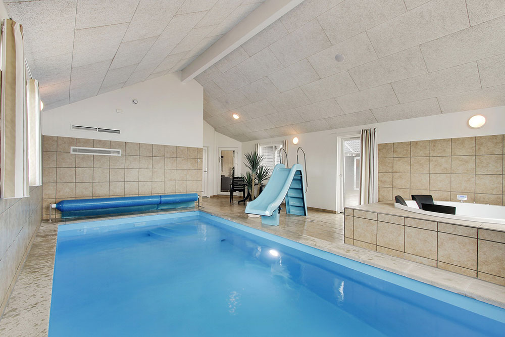 Poolen med rutsjebane og modstrømsanlæg er et paradis for vandhunde