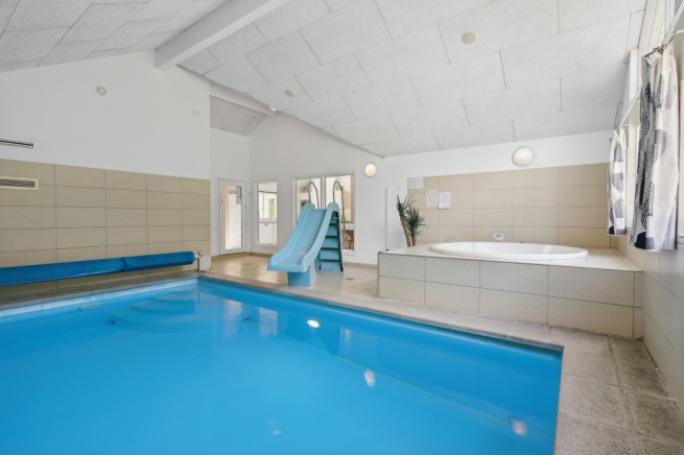 Sommerhus 320 er indrettet med en lækker poolafdeling med vandrutsjebane, dejlig stor indbygget spabad og sauna