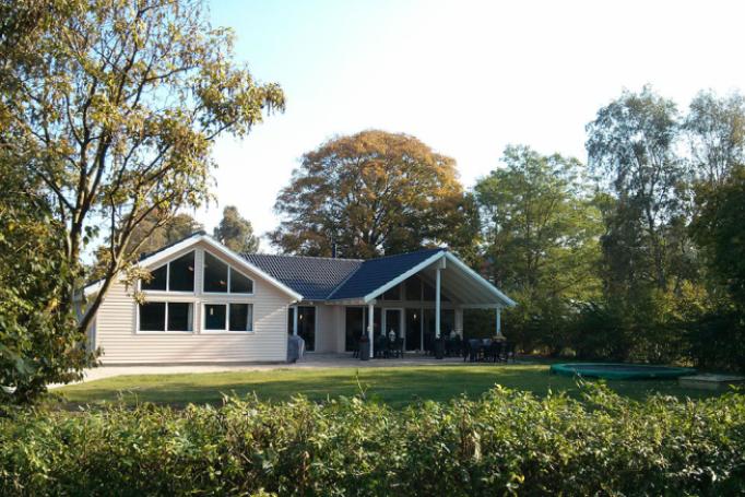 Handicapvenligt sommerhus ved Dronningmølle med plads til 16 personer, pool og mange andre aktiviteter som f.eks. billard og dart