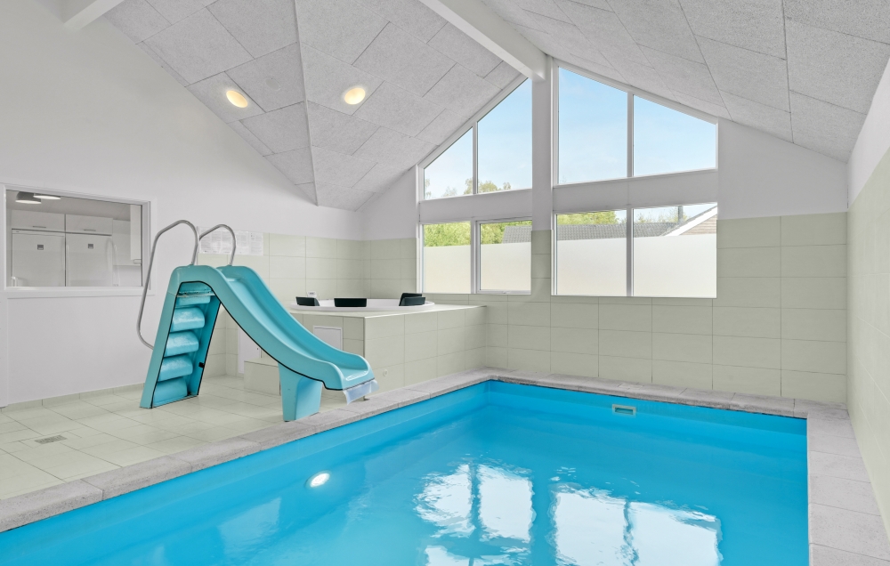 Sommerhus 323 er indrettet med en lækker poolafdeling med vandrutsjebane, dejlig stor indbygget spabad og sauna