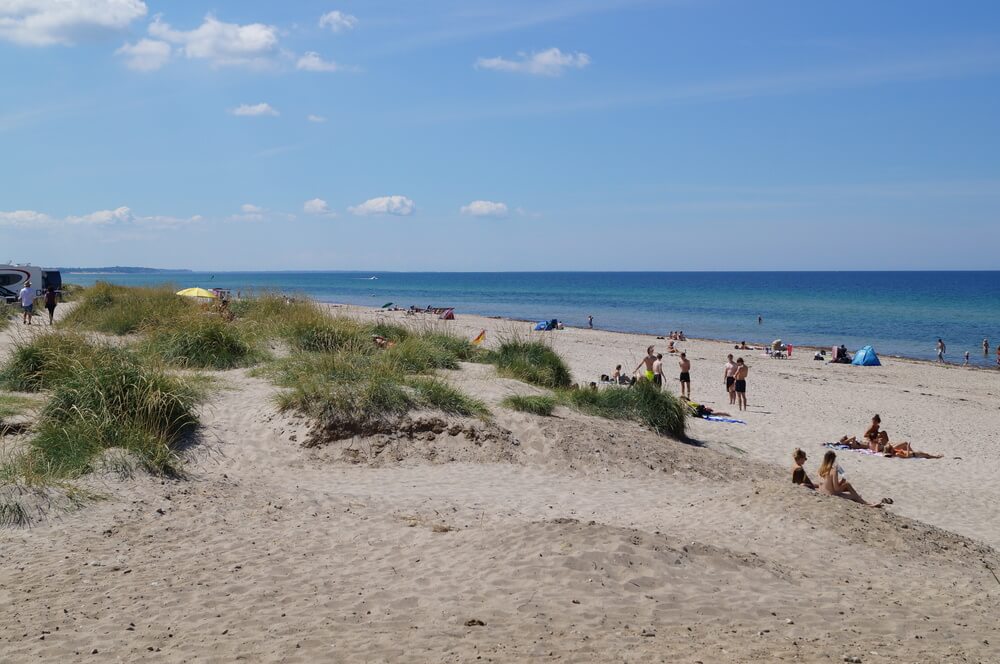 Stranden nær luksushus nr. 323 i Nordsjælland indbyder til en gåtur.