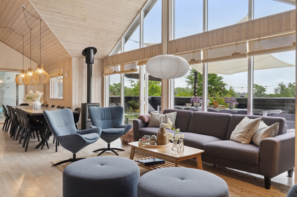 Sofaen i luksushus 323 i Nordsjælland indbyder til brætspil eller at se en film sammen.