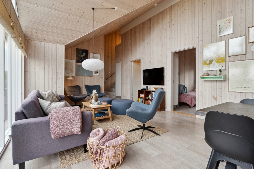 Der er mulighed for hygge i sommerhusets sofaarrangement, når I besøger luksushus nr. 323