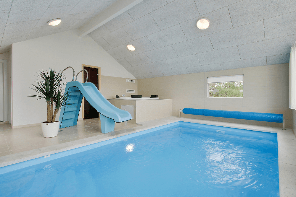 Sommerhus 327 er indrettet med en lækker poolafdeling med vandrutsjebane, dejlig stor indbygget spabad og sauna