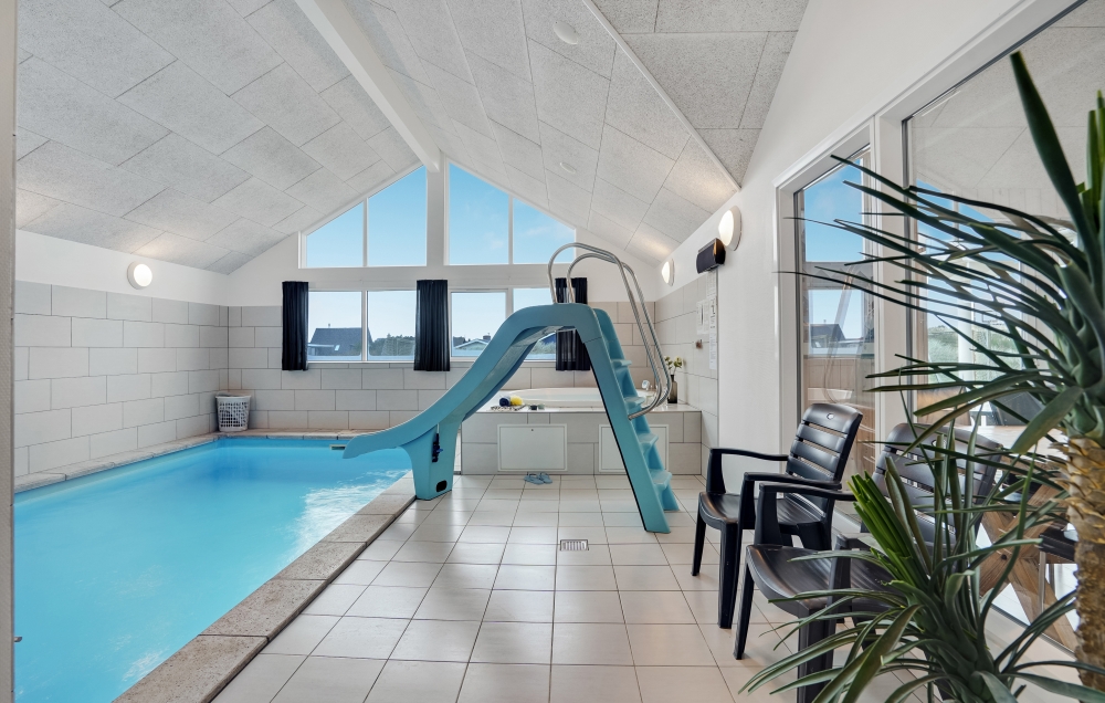 Sommerhus 328 er indrettet med en lækker poolafdeling med vandrutsjebane, dejlig stor indbygget spabad og sauna