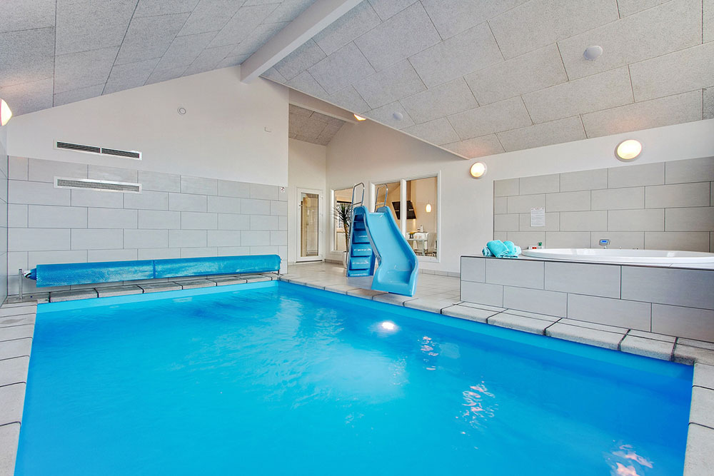 Sommerhus 334 er indrettet med en lækker poolafdeling med vandrutsjebane, dejlig stor indbygget spabad og sauna