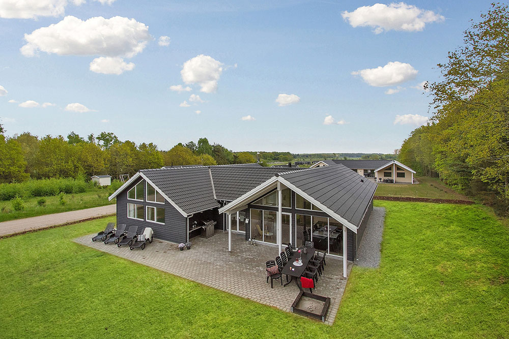 Flot sommerhus nr. 334 med god plads til op til 16 personer