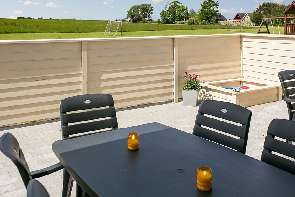 Luksushus nr. 336 har en dejlig terrasse med gode havemøbler til 14 personer.