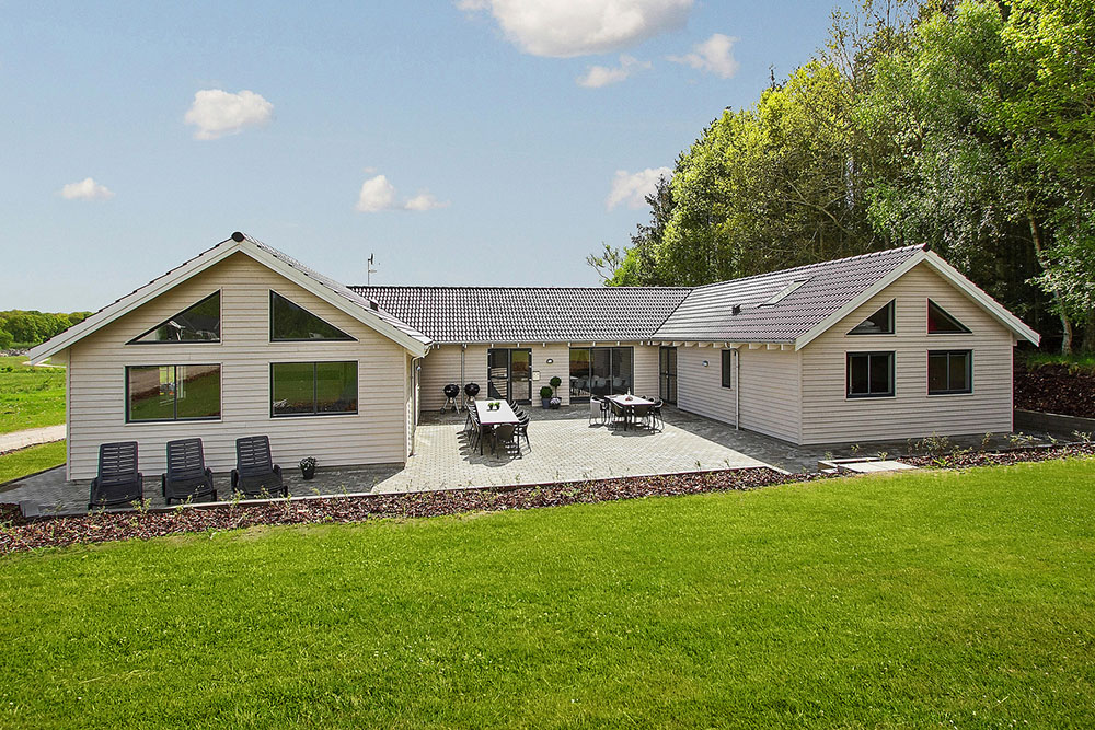 Dette store luksushus på Djursland ligger nær den børnevenlige strand i Fjellerup, Djurs Sommerland og Randers Regnskov