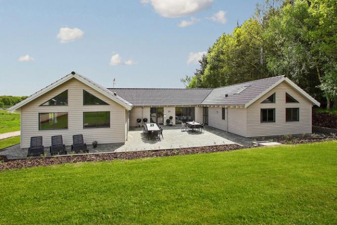 Dette store luksushus på Djursland ligger nær den børnevenlige strand i Fjellerup, Djurs Sommerland og Randers Regnskov