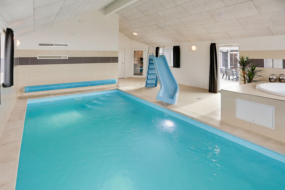Sommerhus 340 er indrettet med en lækker poolafdeling med vandrutsjebane, dejlig stor indbygget spabad og sauna