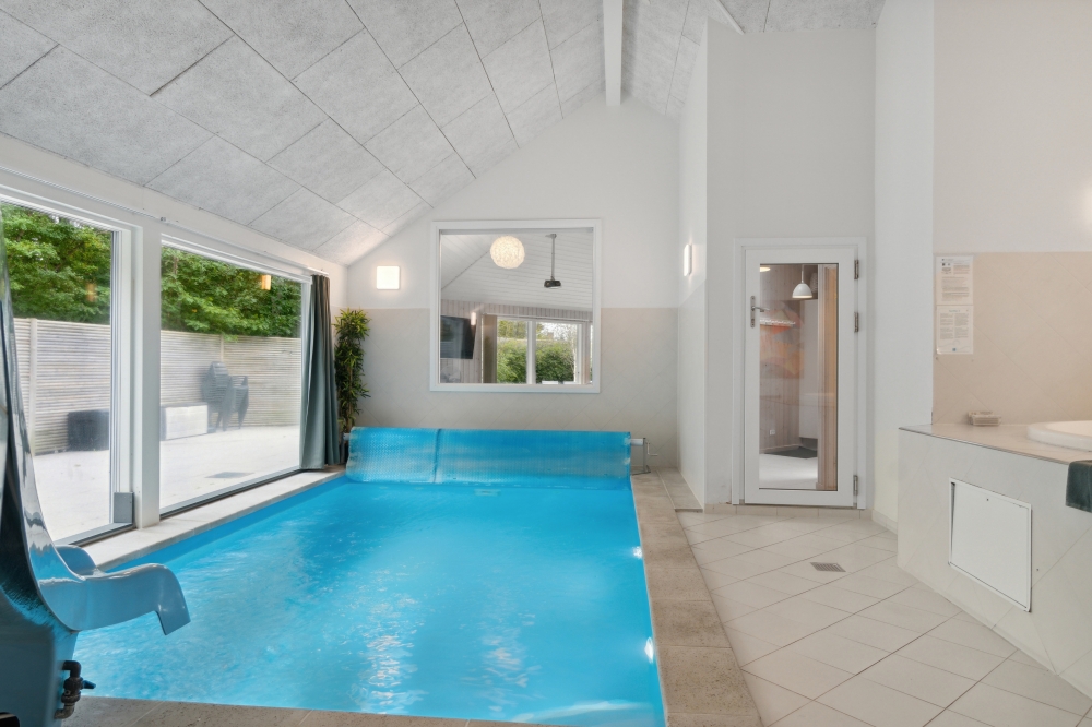 Sommerhus 339 er indrettet med en lækker poolafdeling med vandrutsjebane, dejlig stor indbygget spabad og sauna