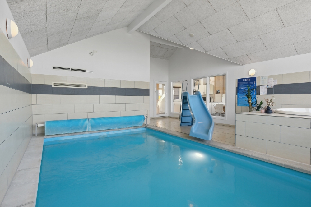 Sommerhus 345 er indrettet med en lækker poolafdeling med vandrutsjebane, dejlig stor indbygget spabad og sauna