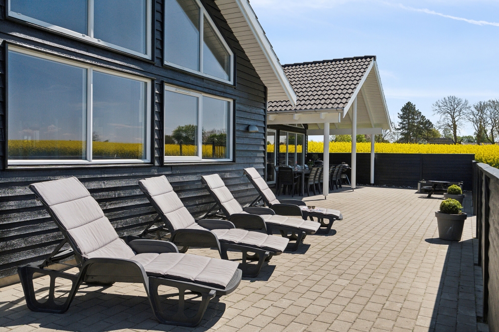 Stor terrasse ved luksushus nr. 345 i Fyn og øer.