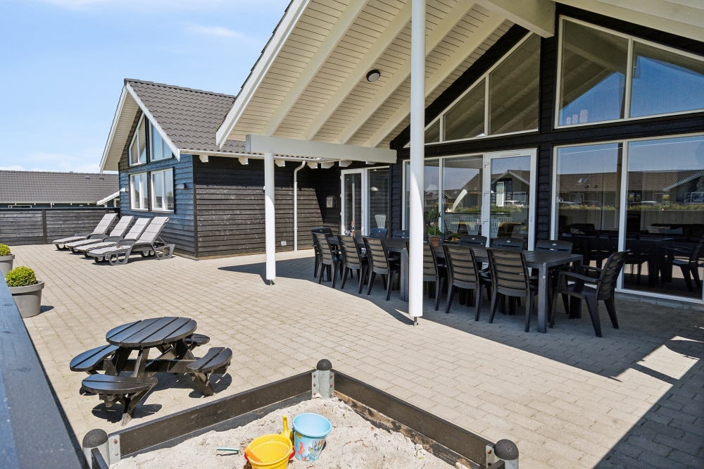 Luksushus nr. 345 har en dejlig terrasse med gode havemøbler til 16 personer.