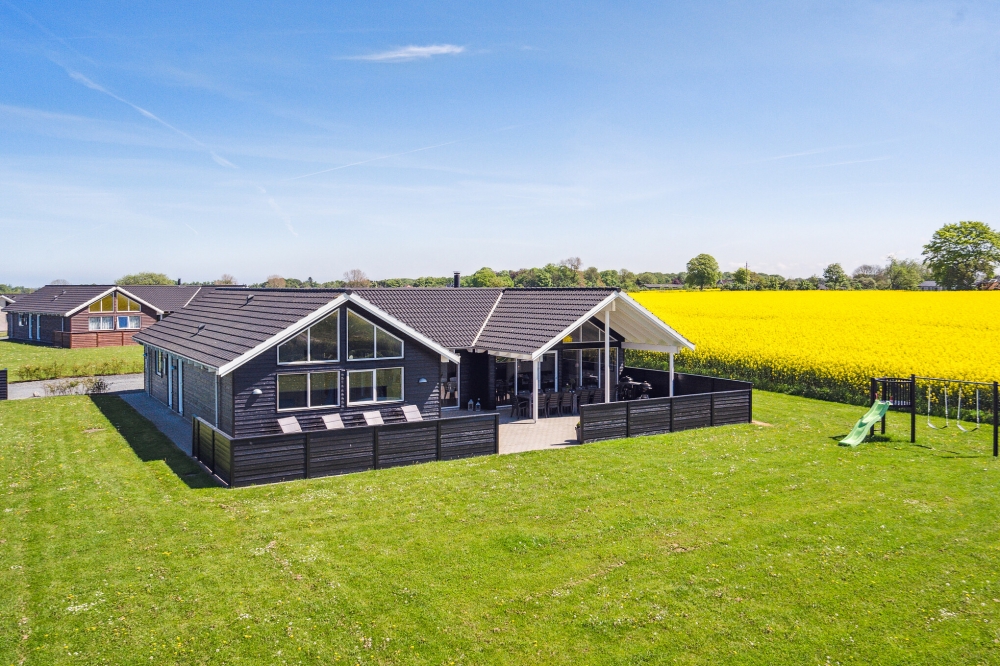 Flot sommerhus nr. 345 med god plads til op til 16 personer