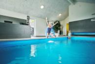 Sommerhus 346 er indrettet med en lækker poolafdeling med vandrutsjebane, dejlig stor indbygget spabad og sauna