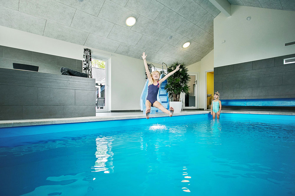 Sommerhus 346 er indrettet med en lækker poolafdeling med vandrutsjebane, dejlig stor indbygget spabad og sauna