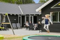 I det attraktive aktivitesrum i luksushus nr. 346 i Nordsjælland  er der masser af udendørs aktiviteter, f.eks. legetårn og gynge