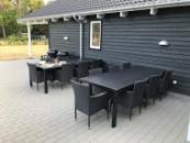 På terrassen i sommerhus nr. 346 er der plads til 22 personer.
