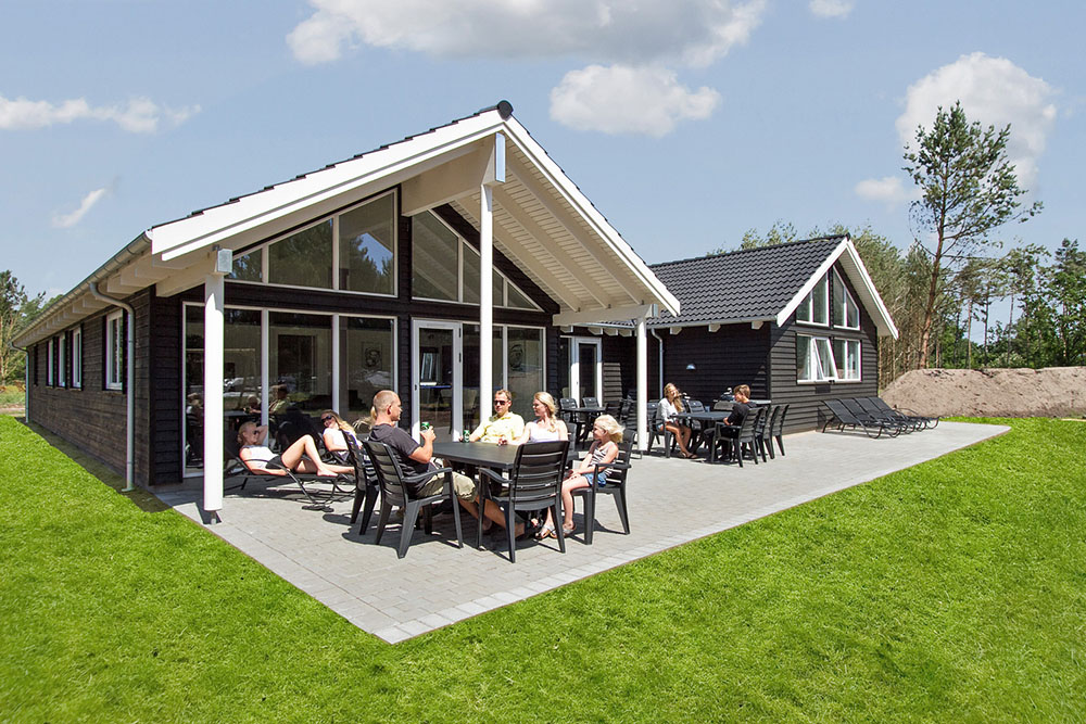 Luksushus nr. 347 har en dejlig terrasse med gode havemøbler til 18 personer.