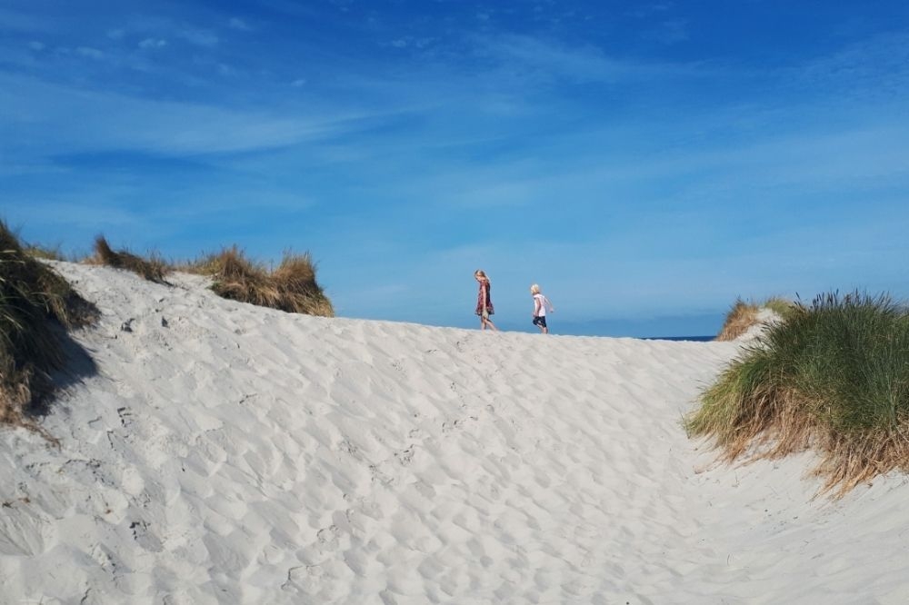 Stranden nær luksushus nr. 348 i Vestjylland indbyder til en gåtur.